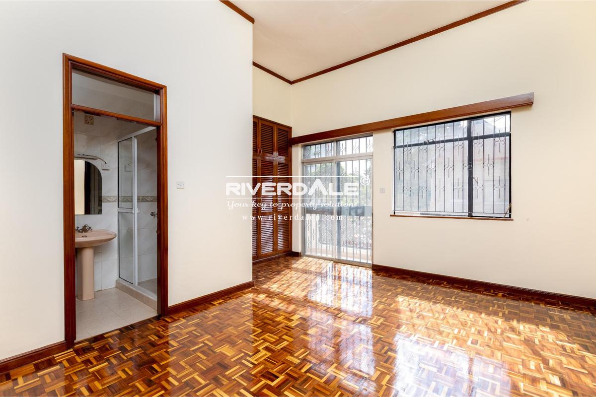 5 Bed Townhouse with En Suite in Brookside - 8