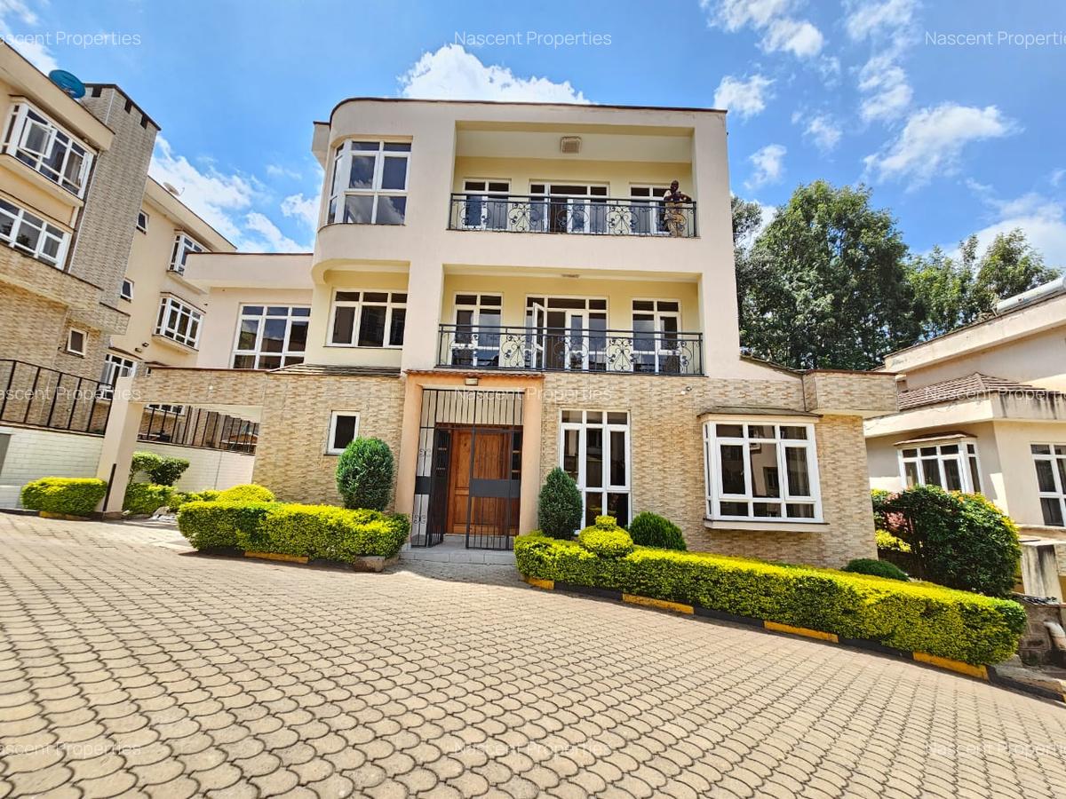 5 Bed House with En Suite in Lavington - 1