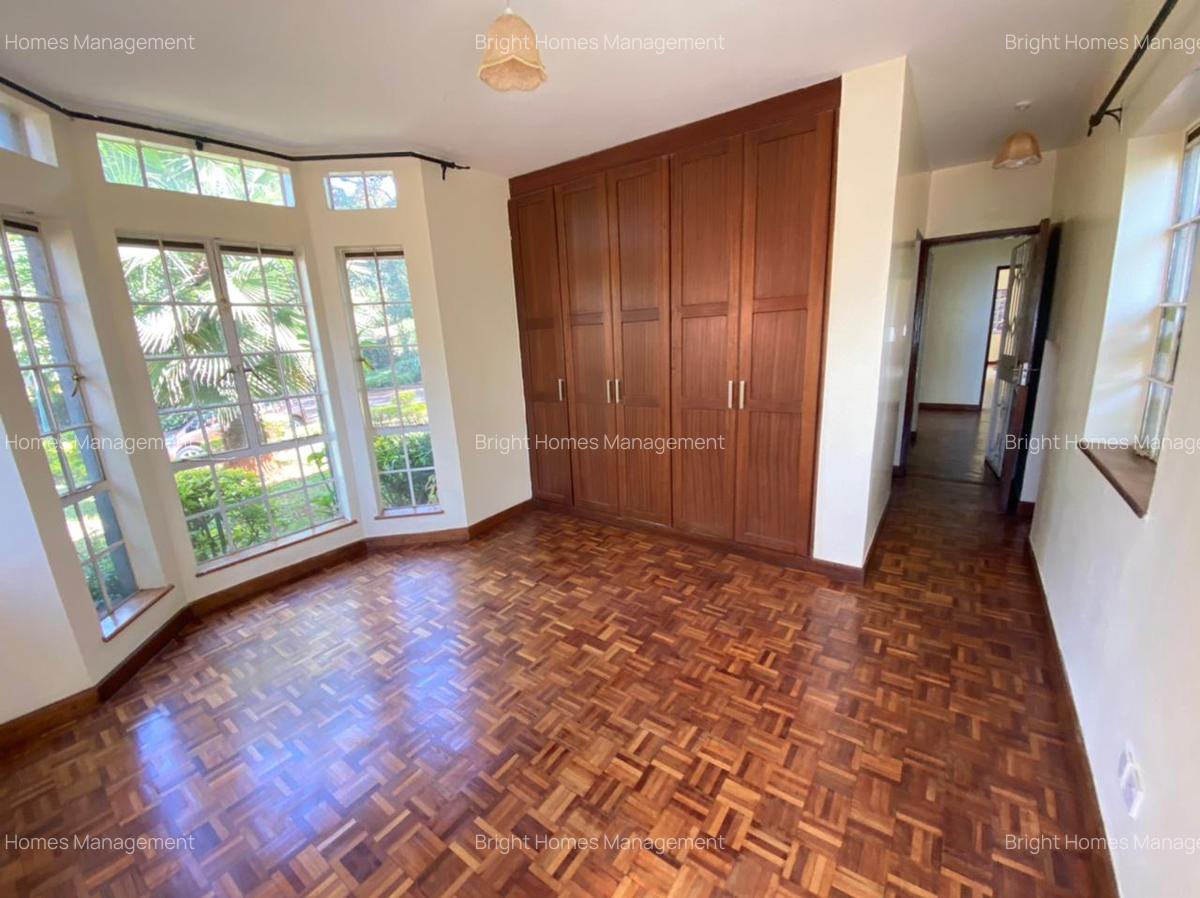 5 Bed Villa with En Suite in Rosslyn - 9