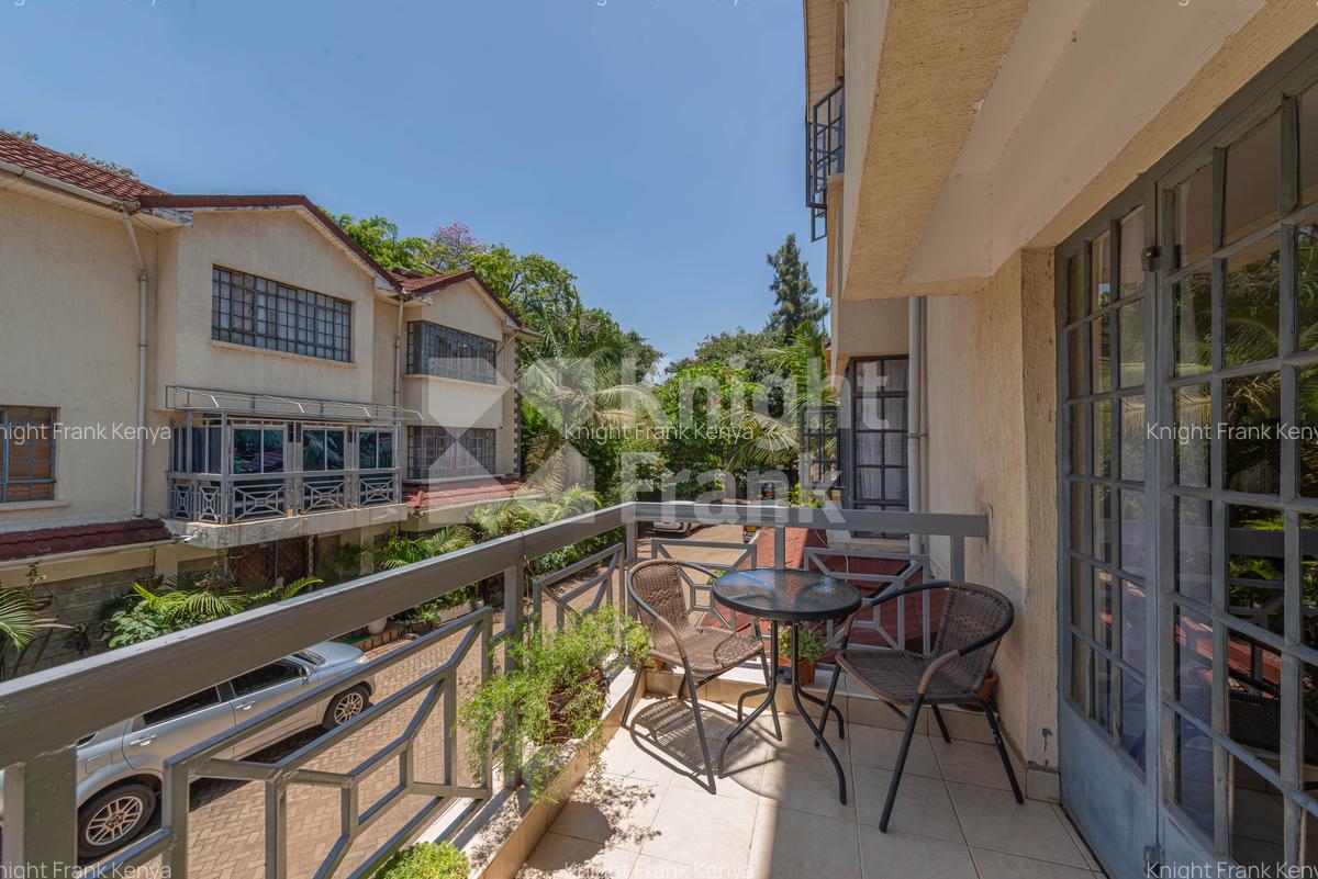 5 Bed House with En Suite in Lavington - 8
