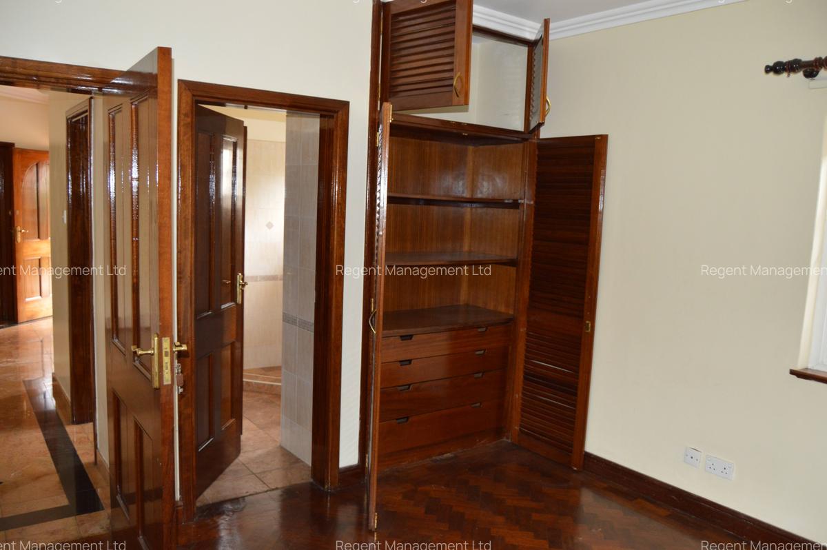 4 Bed Townhouse with En Suite at Palm Spring Gardens - 11