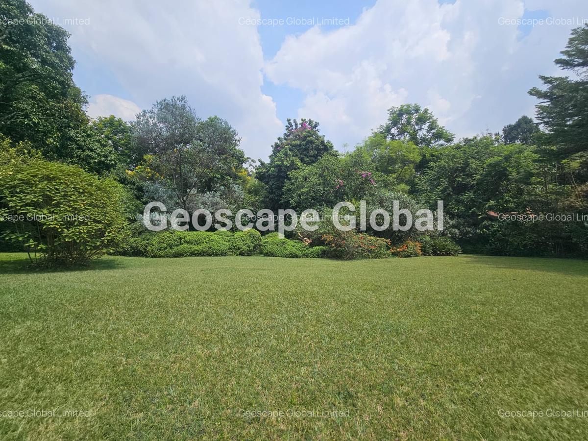 5 Bed House with En Suite in Ridgeways - 6