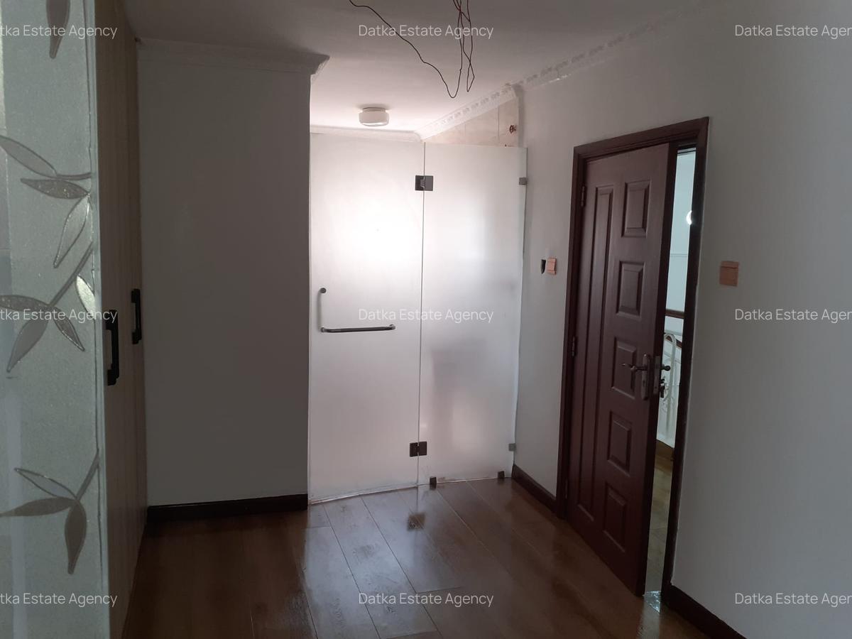 4 Bed House with En Suite at Mountain View - 2