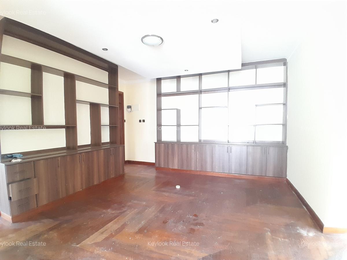 5 Bed Townhouse with En Suite at Lavington - 3