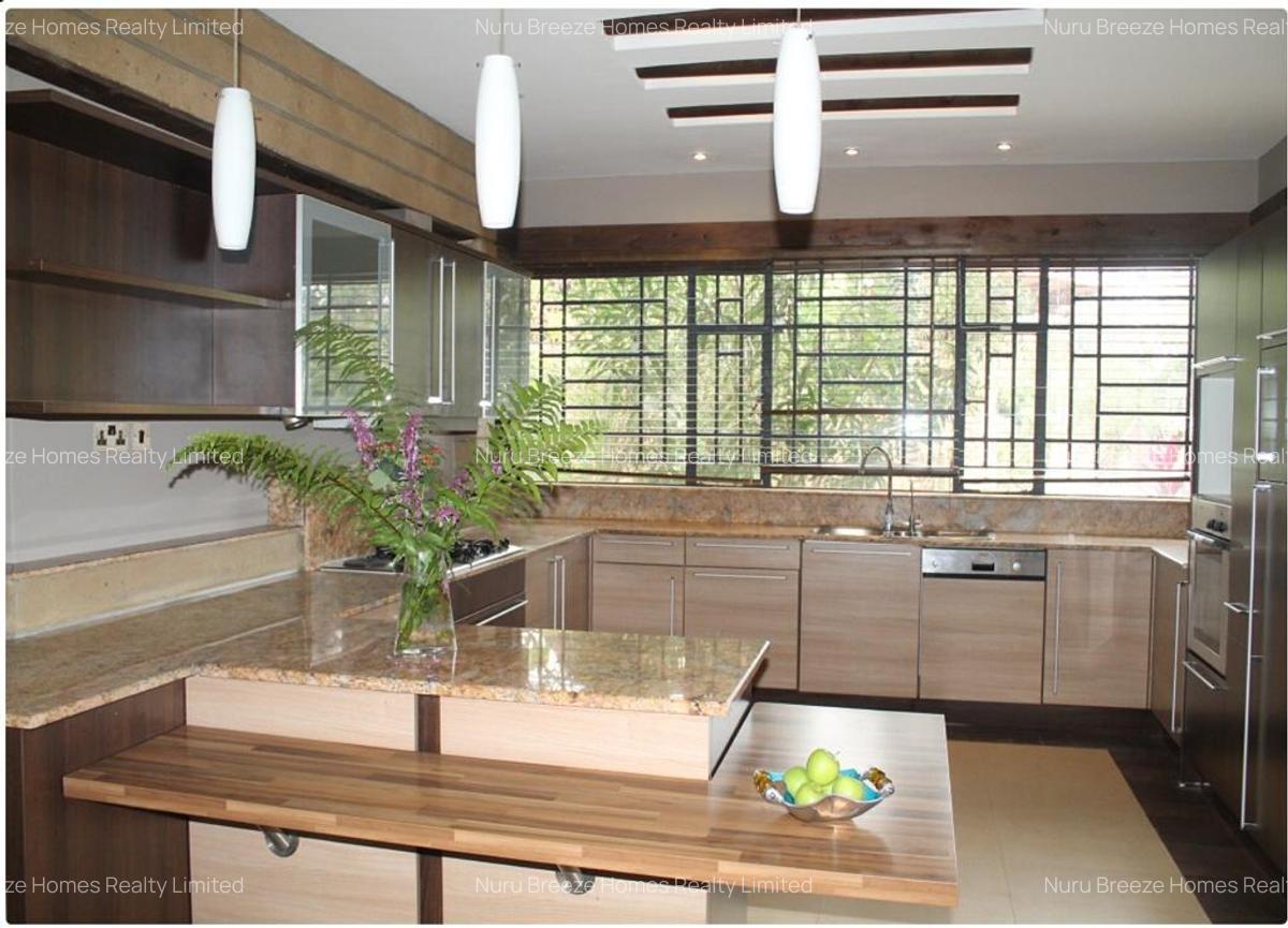 5 Bed Townhouse with En Suite in Lake View - 13