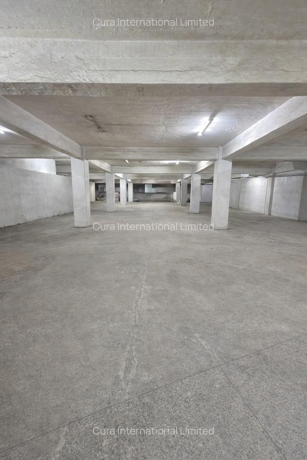 27,000 ft² Warehouse in Industrial Area - 6