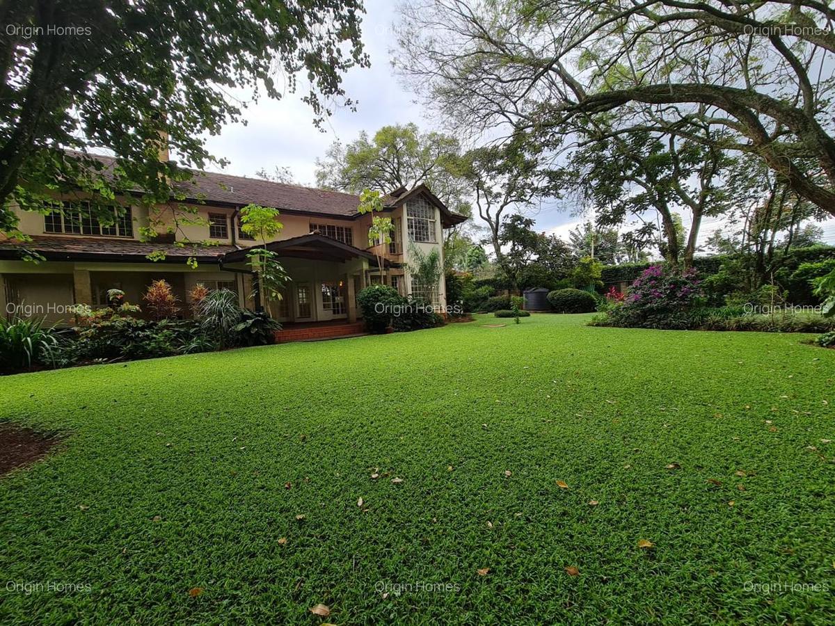 5 Bed House with En Suite at Rosslyn - 16