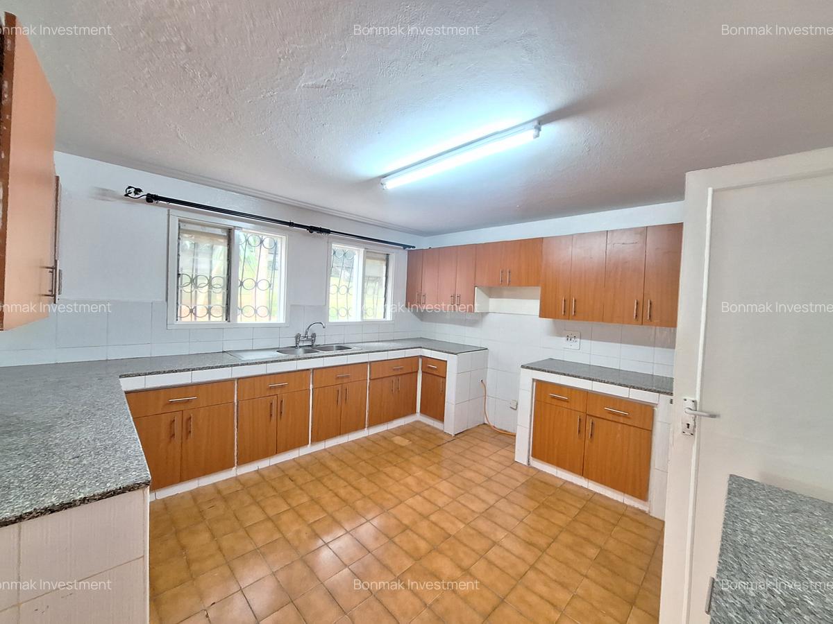 4 Bed House with En Suite at Hill View Close - 10