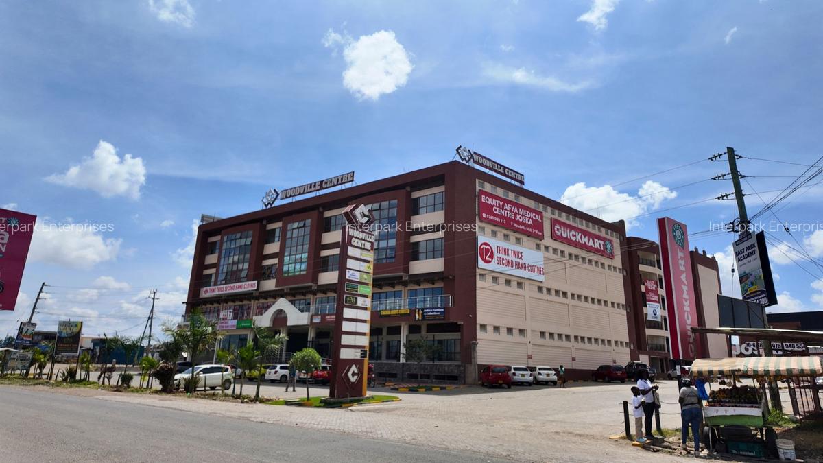 400 ft² Commercial Property at Joska - 1