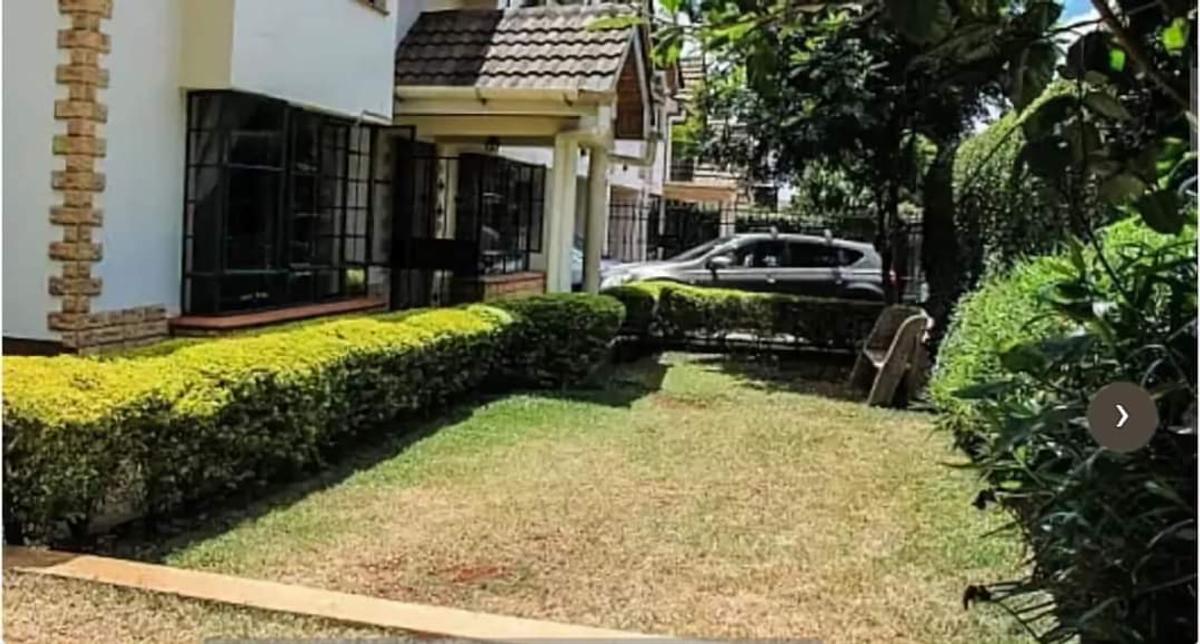 5 Bed House with En Suite at Lavington - 1