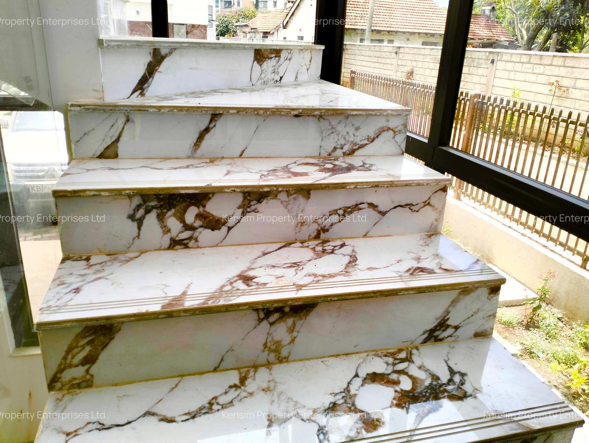 5 Bed Townhouse with En Suite in Lavington - 3