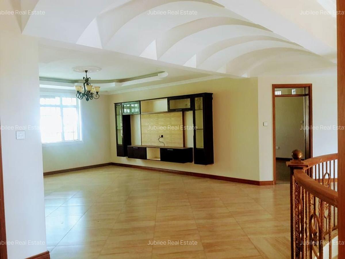 7 Bed House with En Suite in Runda - 10