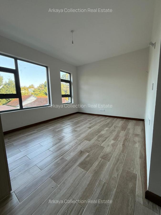 6 Bed Townhouse with En Suite in Lavington - 4