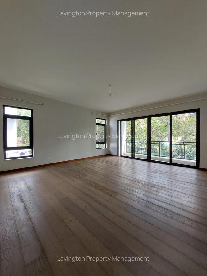 5 Bed House with En Suite at Lavington Green - 17