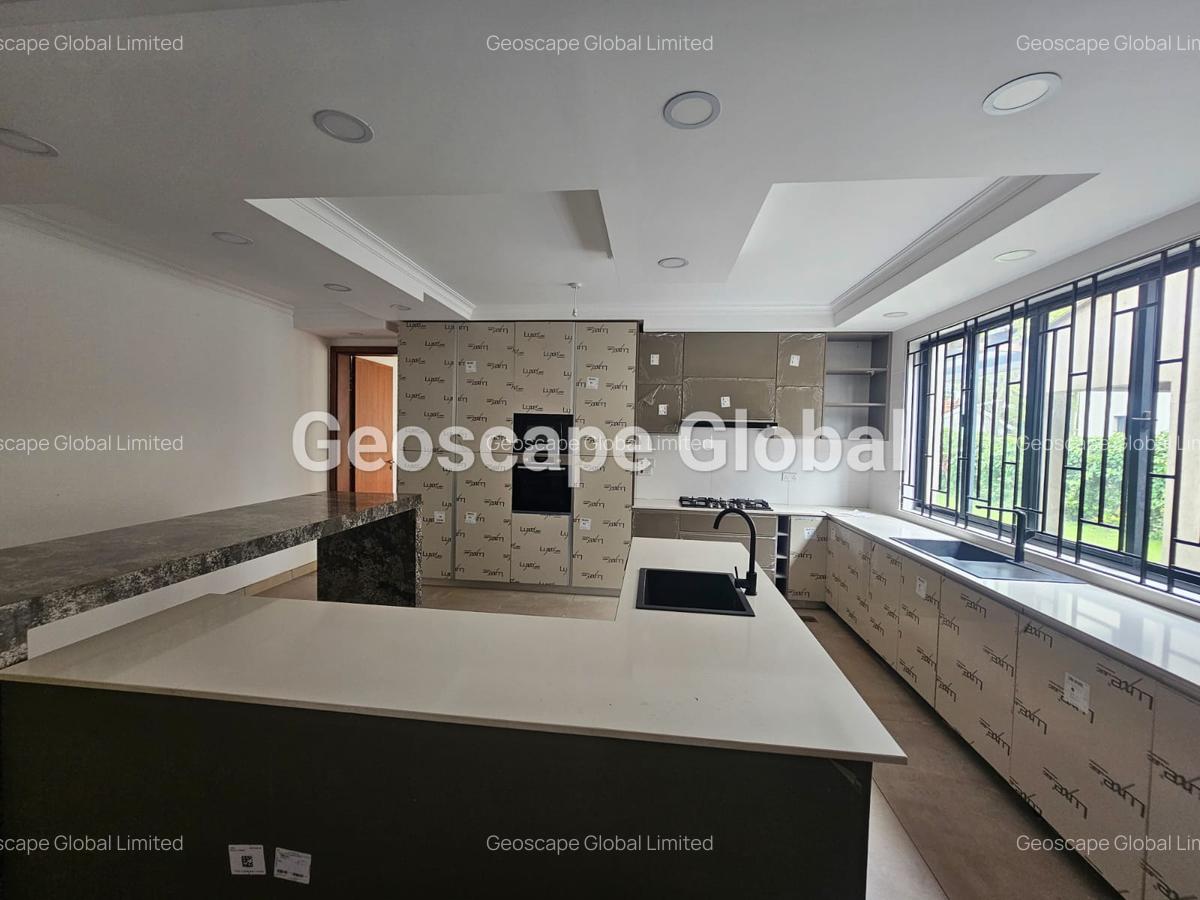 5 Bed House with En Suite in Lavington - 2