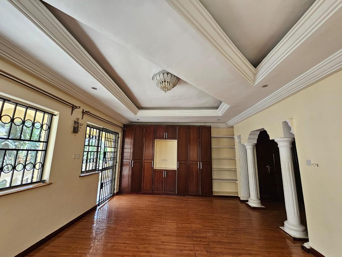 5 Bed House with En Suite in Lavington - 11