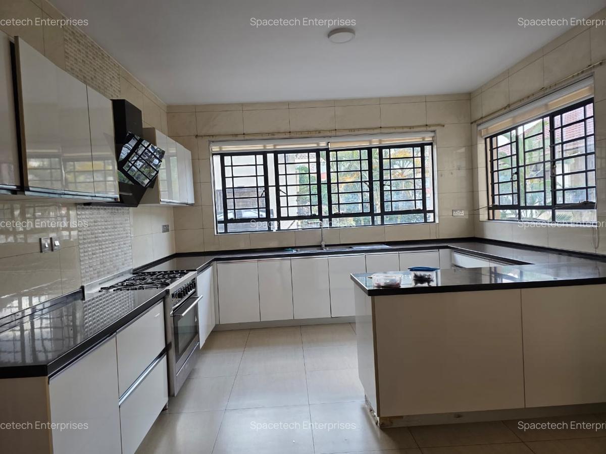 4 Bed Apartment with En Suite in Parklands - 5
