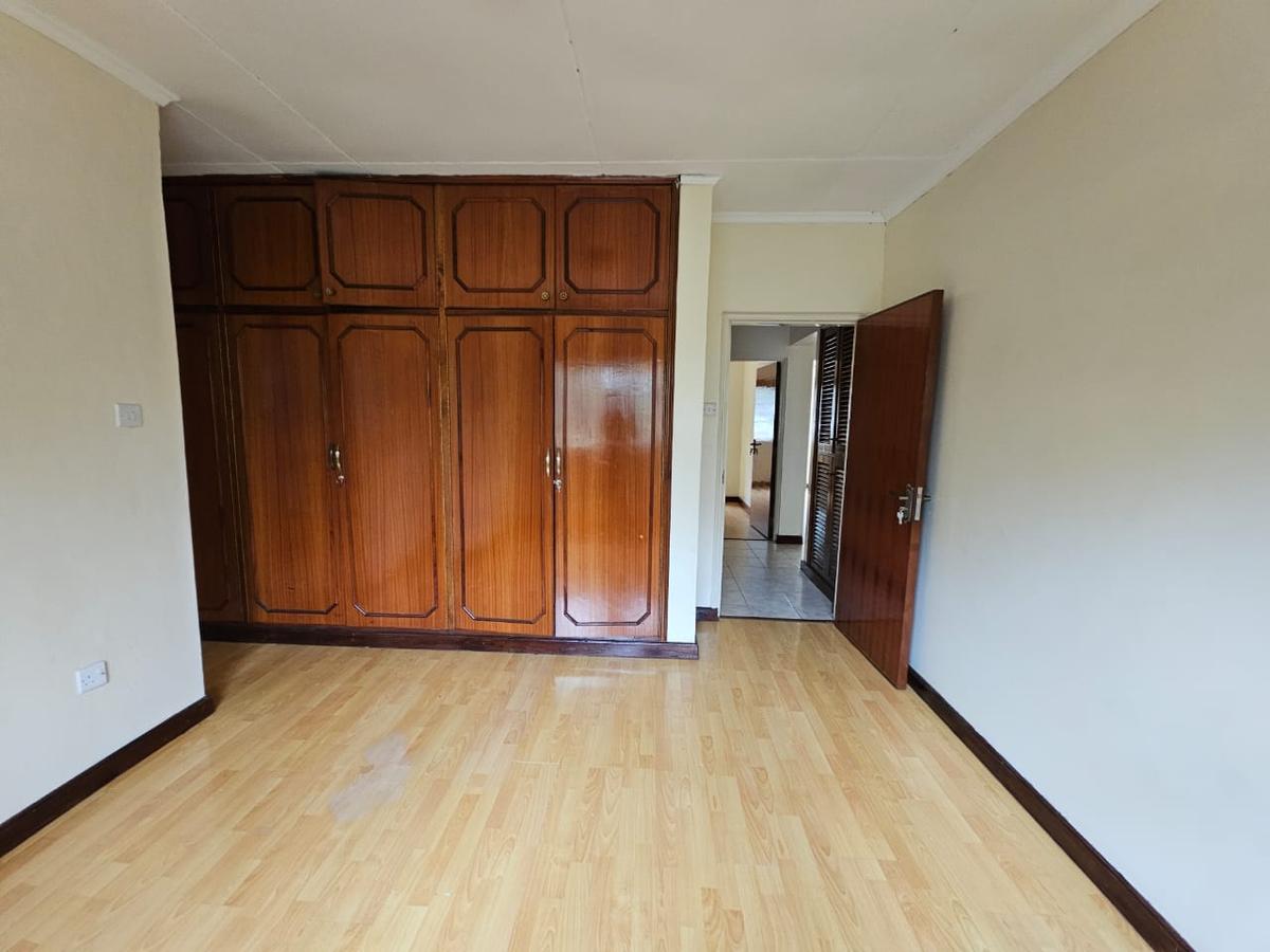 5 Bed House with En Suite in Lavington - 17