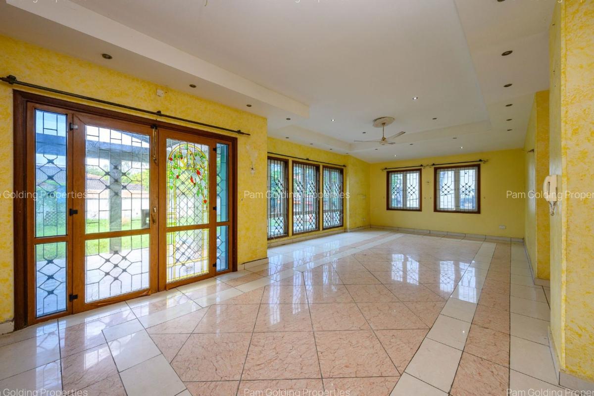 6 Bed Villa with En Suite in Kizingo - 4