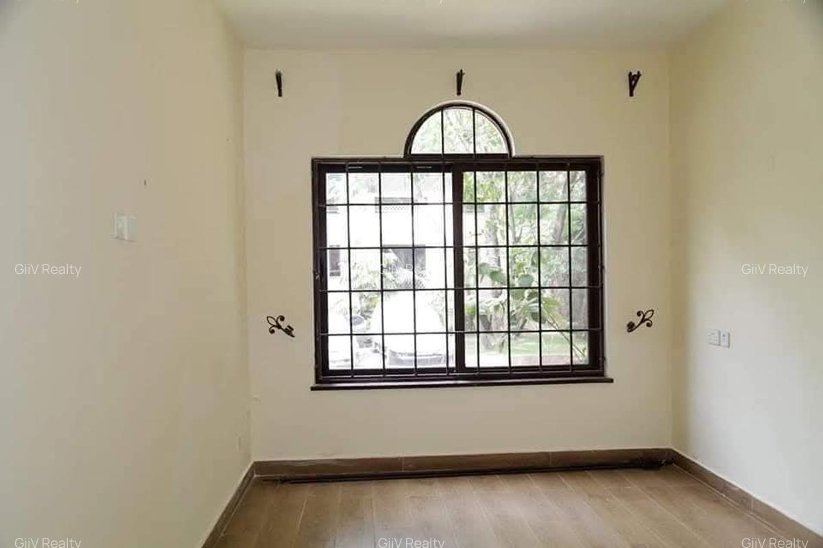 3 Bed Apartment with En Suite in Riverside - 11