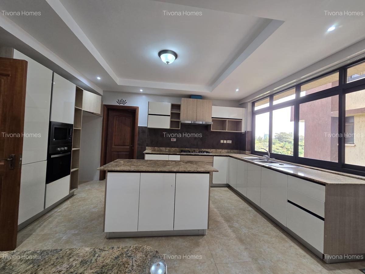 4 Bed Apartment with Swimming Pool in Riverside - 10