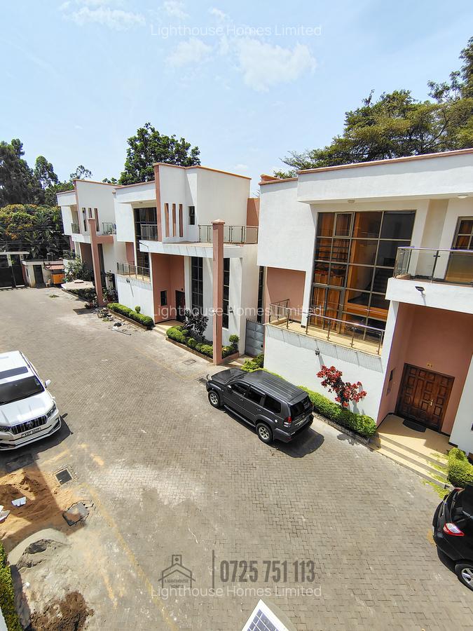 5 Bed Townhouse with En Suite at Lavington - 2