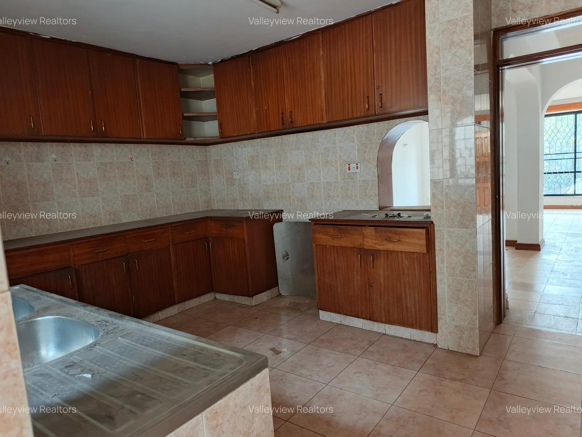 4 Bed Townhouse with En Suite at Lavington - 8