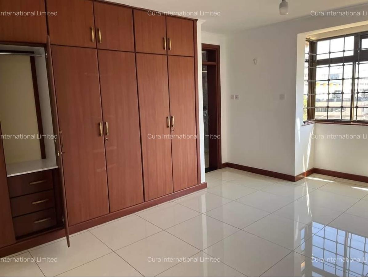 4 Bed Apartment with En Suite in Parklands - 6