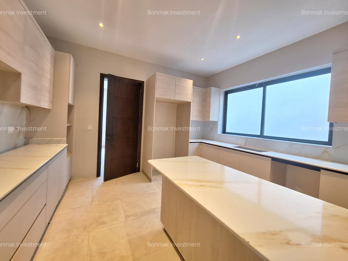 5 Bed Townhouse with En Suite at Lavington Green - 14