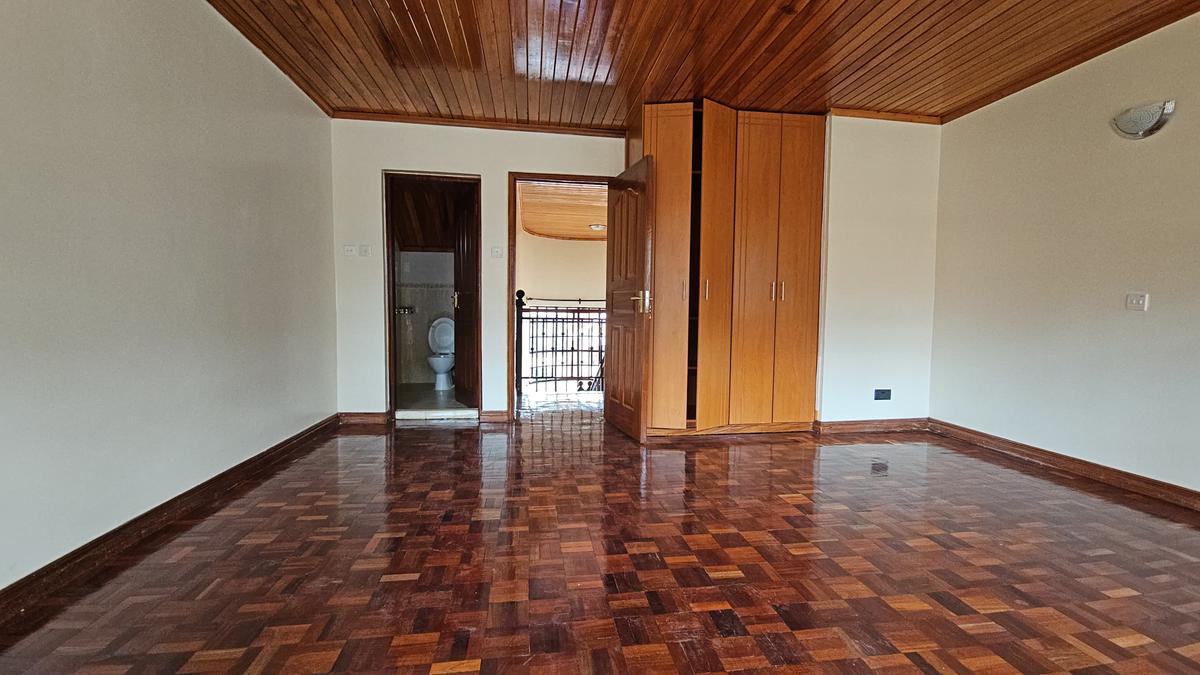 5 Bed House with En Suite in Lavington - 6