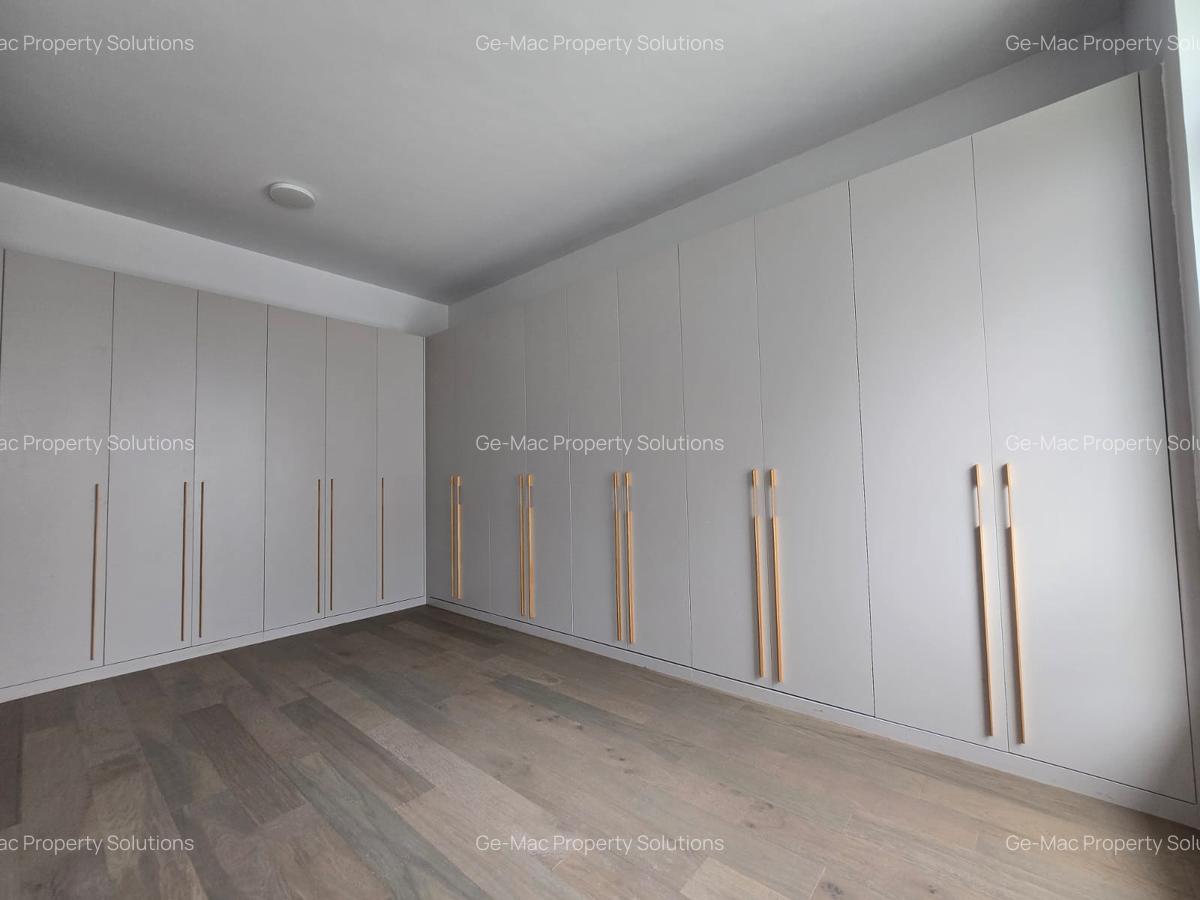 5 Bed House with En Suite in Lavington - 13