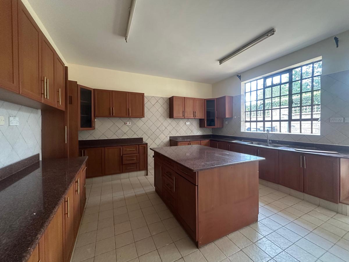 5 Bed Villa with En Suite at Lavington - 11