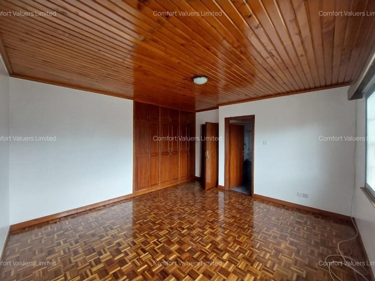 5 Bed Villa with En Suite at Lavington Green - 11