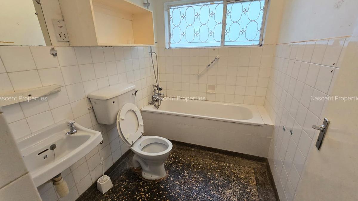 4 Bed House with En Suite in Rosslyn - 12