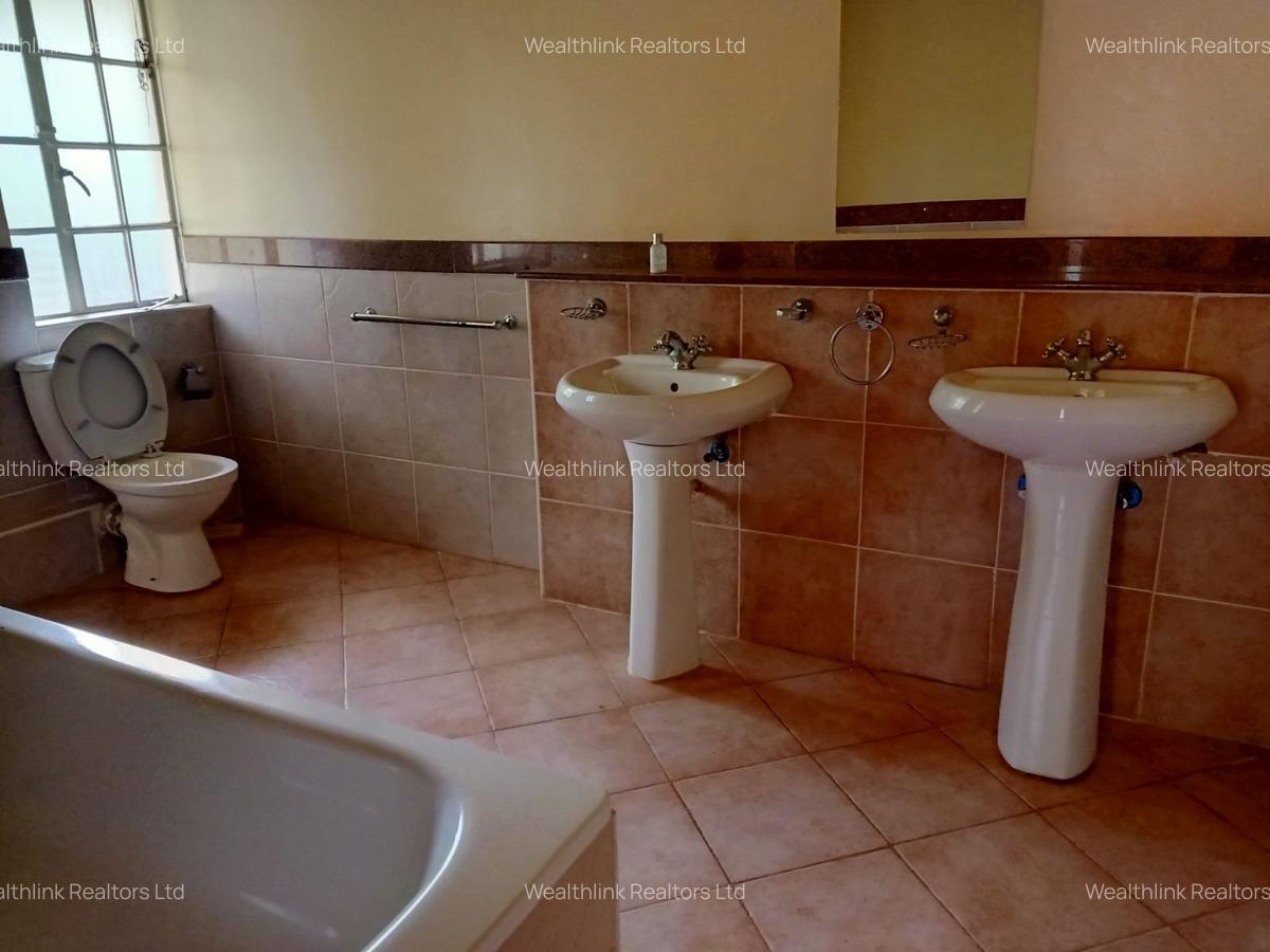 5 Bed Townhouse with En Suite at Lonetree - 7