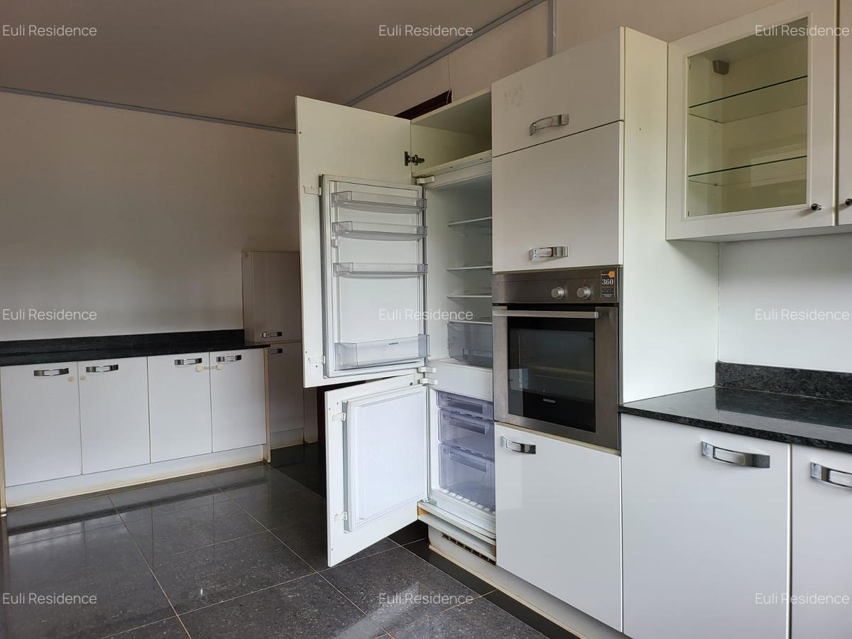 4 Bed Townhouse with En Suite at Red Hill - 12