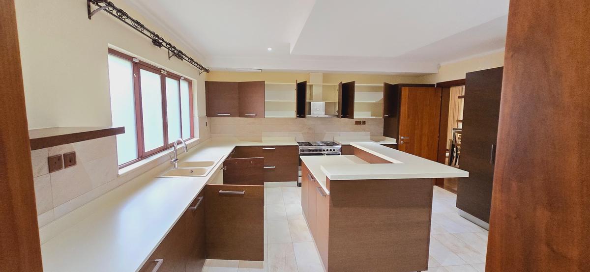 5 Bed Townhouse with En Suite at Lavington Mall - 17
