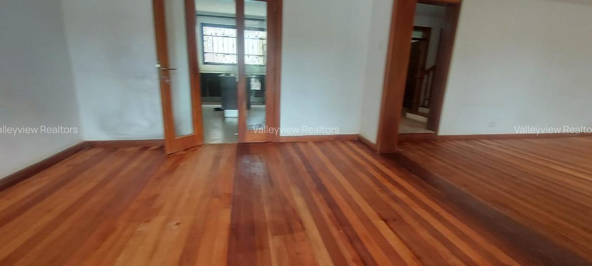 5 Bed Townhouse with En Suite at Lavington - 19