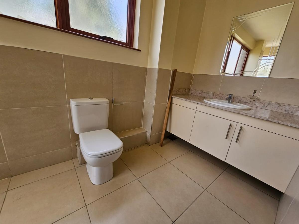 6 Bed House with En Suite in Lavington - 16