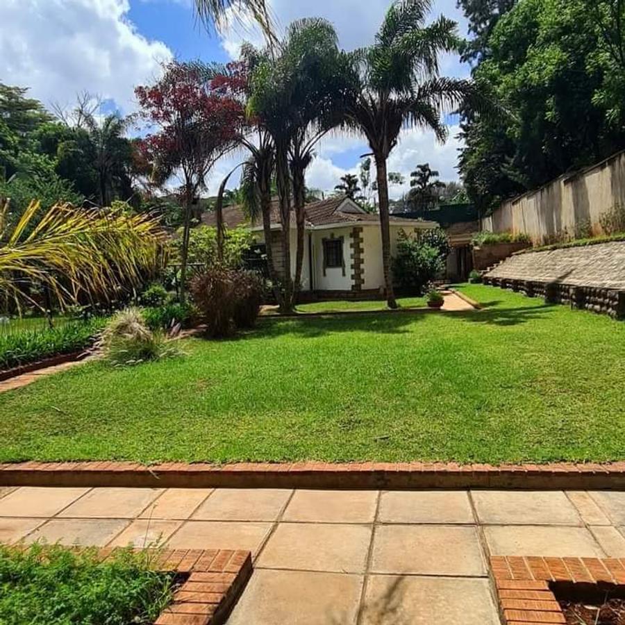 5 Bed House with En Suite at Lavington - 1