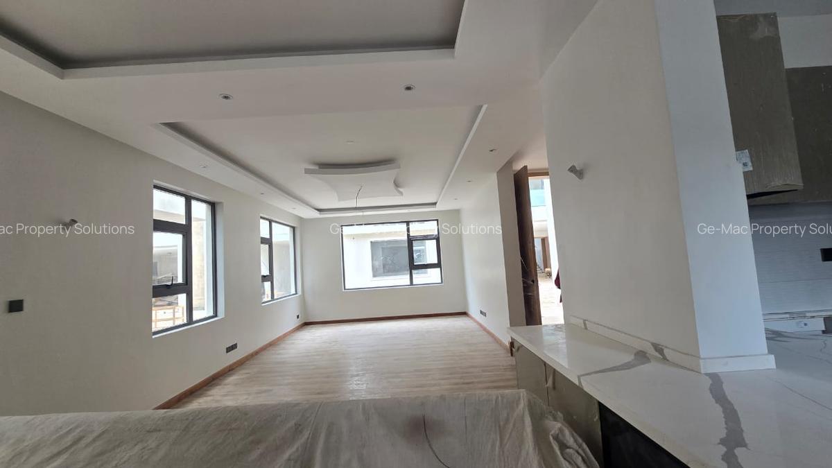 6 Bed House with En Suite in Lavington - 6