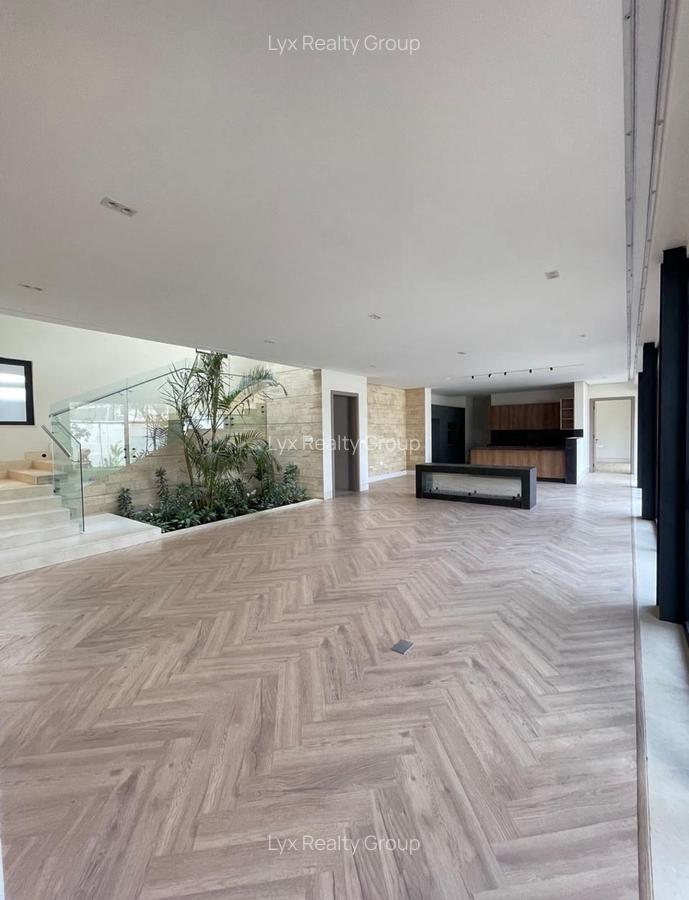 5 Bed Villa with En Suite in Brookside - 15