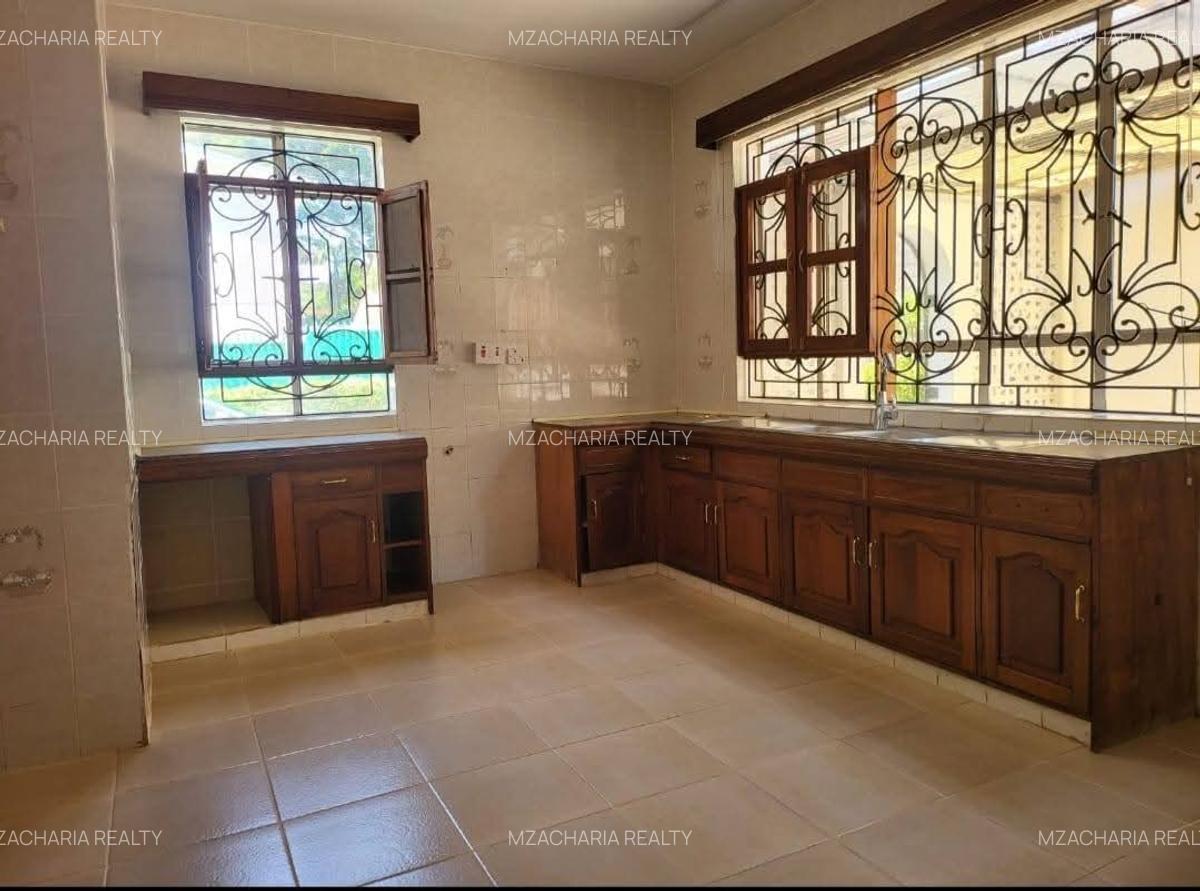 5 Bed Townhouse with En Suite in Nyari - 3