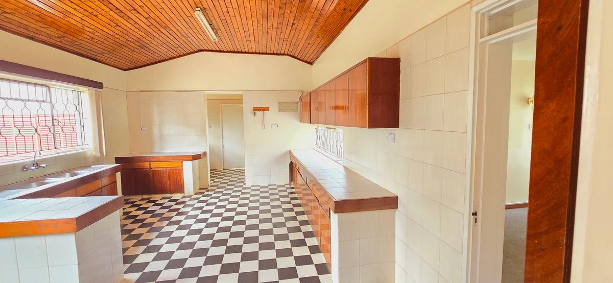 5 Bed House with En Suite at Flem Tree - 6