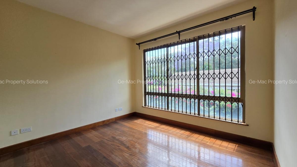5 Bed House with En Suite in Lavington - 14