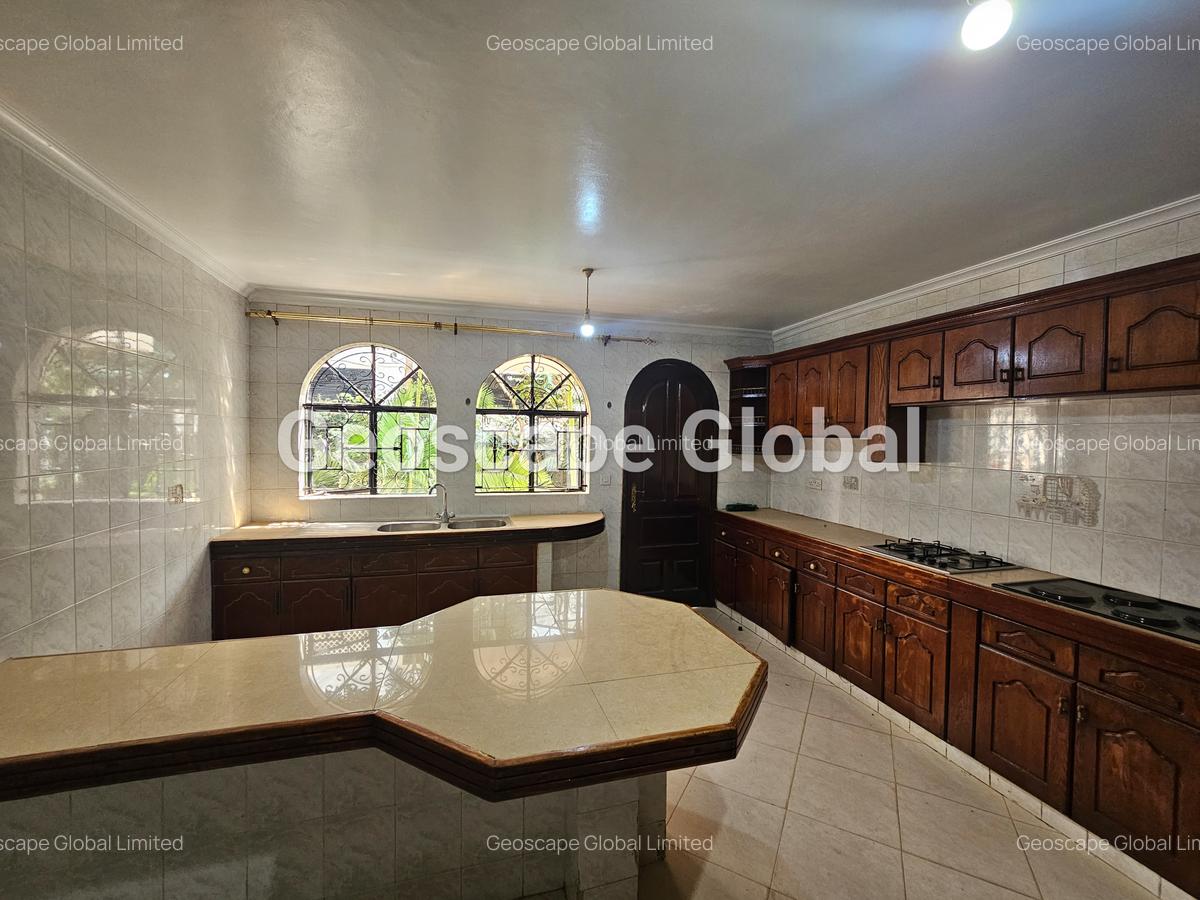 5 Bed House with En Suite in Riverside - 15