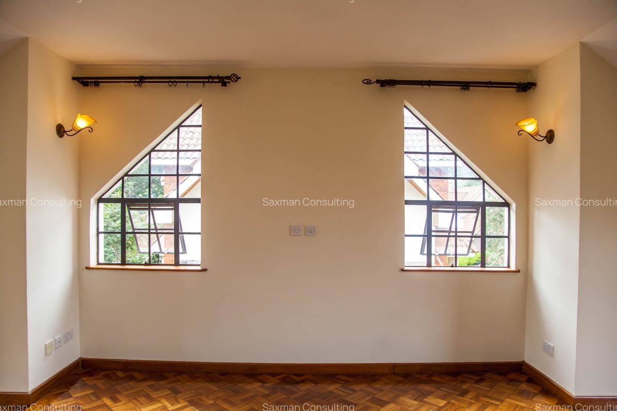 4 Bed House with En Suite in Lavington - 3