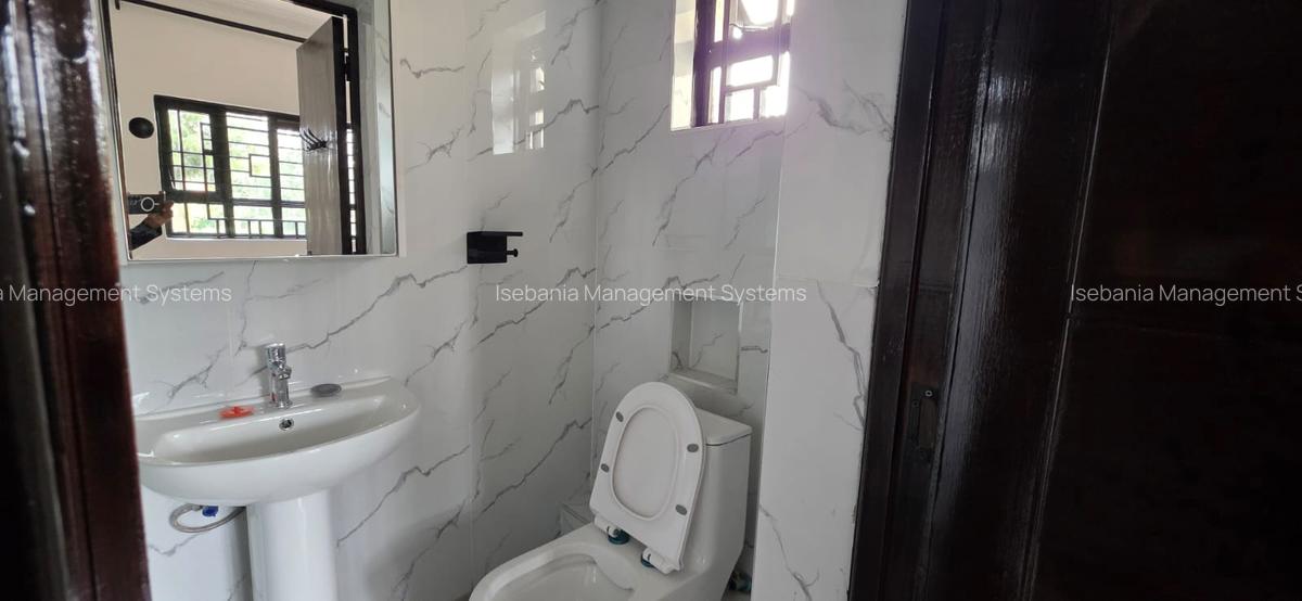 5 Bed House with En Suite at - 10