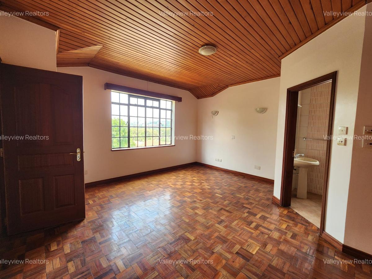 5 Bed Townhouse with En Suite at Lavington - 17
