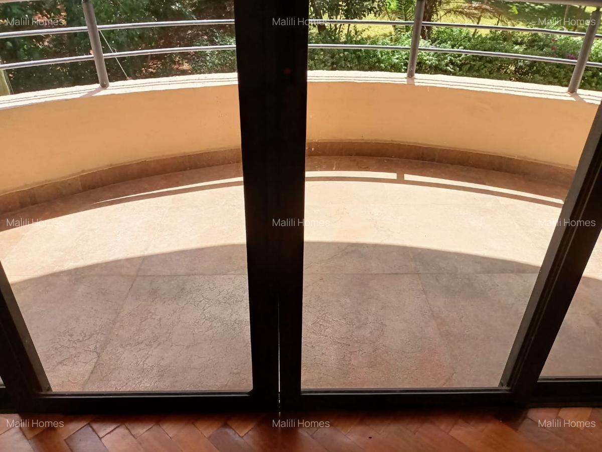 4 Bed Apartment with En Suite in Riverside - 6